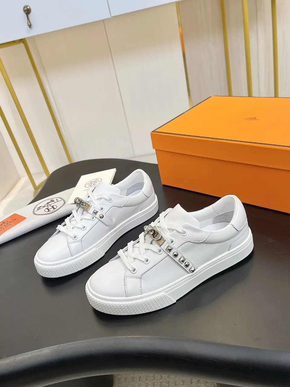 Men's Men's Shoes💰620❤️❤️❤️HERMES 2021 latest Kelly buckle white sneakers are online! The highest version on the market! Purchasing level quality! The H family rarely produces flat casual shoes, and they are styled with classic palladium-plated Kelly shoe buckles! Create a fashionable urban look that perfectly embodies the noble and elegant style of Hermès! Material selection: Fabric imported cowhide, lining + foot pads imported sheepskin, original molded TPU outsole, heavy gold molded kelly buckle full of texture Size: Female: 35-41 (41 is not returnable) Male: 39-45 (45 is not returnable)